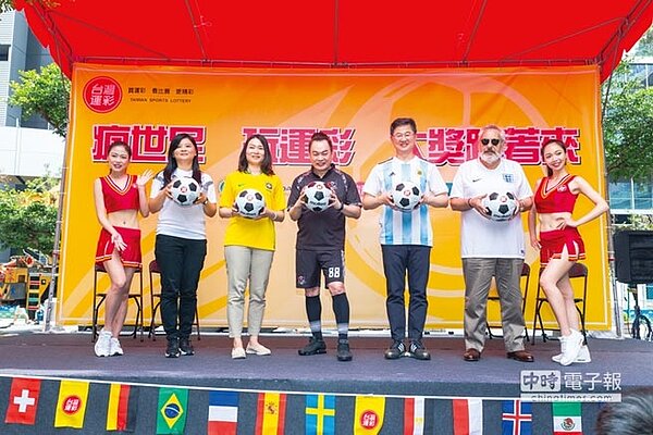 瘋世足、玩運彩、大獎跟著來活動，由威剛科技經理陳香蘭（左二起）、體育署科長徐淑婷、藝人康康、台灣運彩總經理林博泰、台灣樂富總經理馬希禮等人出席。圖／業者提供