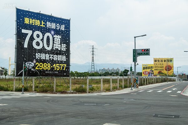 重劃區吸睛,就連附近的建案也在這邊搭起看板搶食人氣。(好房網News記者張聖奕/攝影)