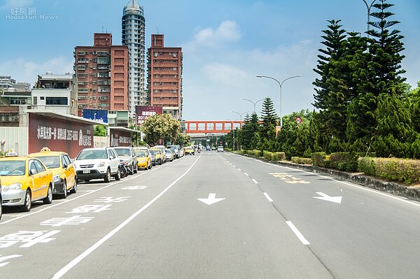 要由仁義重劃區到淡水河濱公園休閒散步,僅有一條天橋可以往來。(好房網News記者張聖奕/攝影)