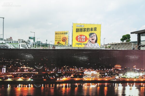 仁義重劃區緊鄰淡水河，河對岸就是台北市，因此建商以河岸景觀宅為銷售訴求。（好房網News記者張聖奕／攝影）