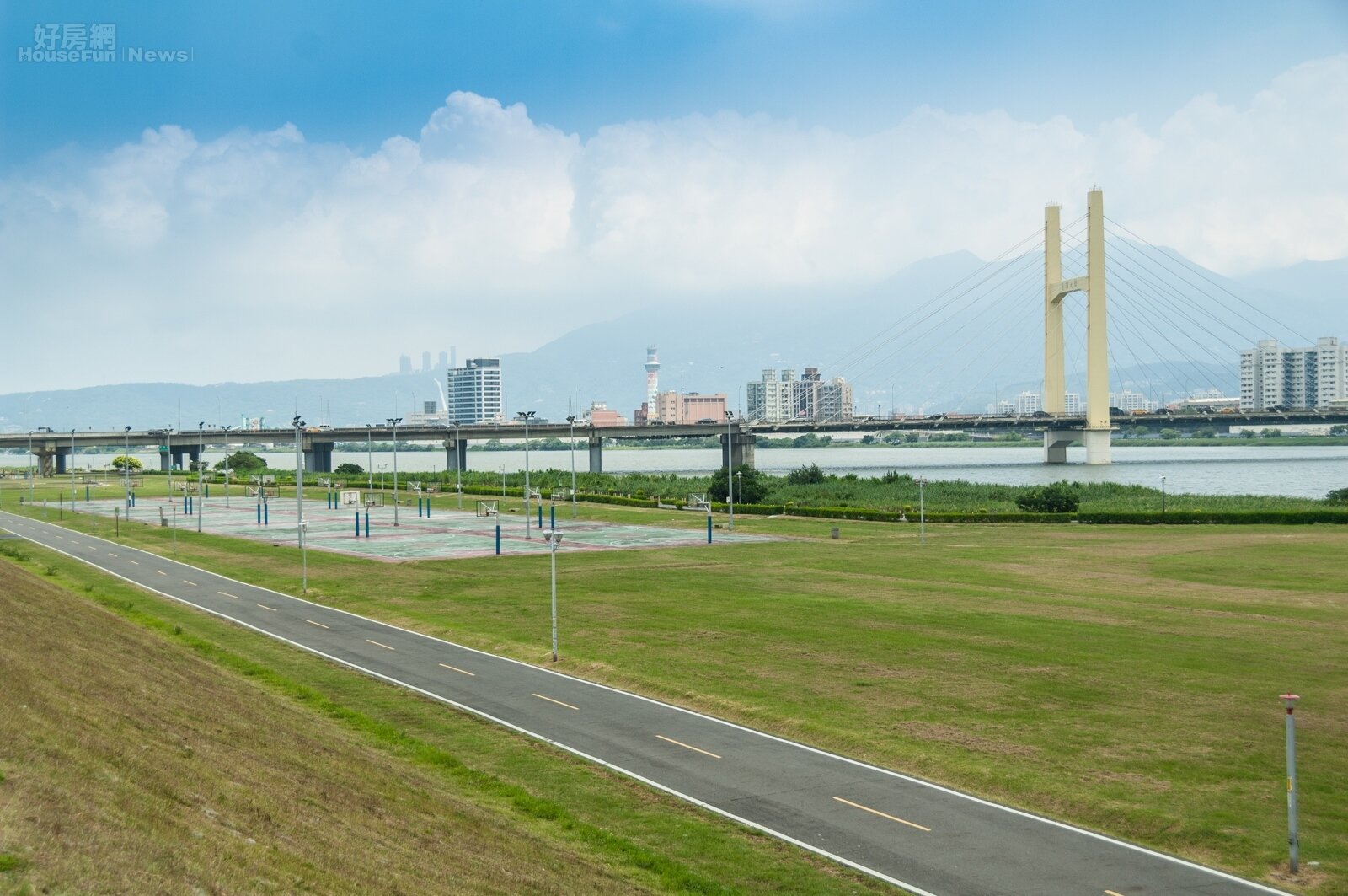 仁義重劃區隔一條環河北路二段即可到淡水河邊公園。(好房網News記者張聖奕/攝影)