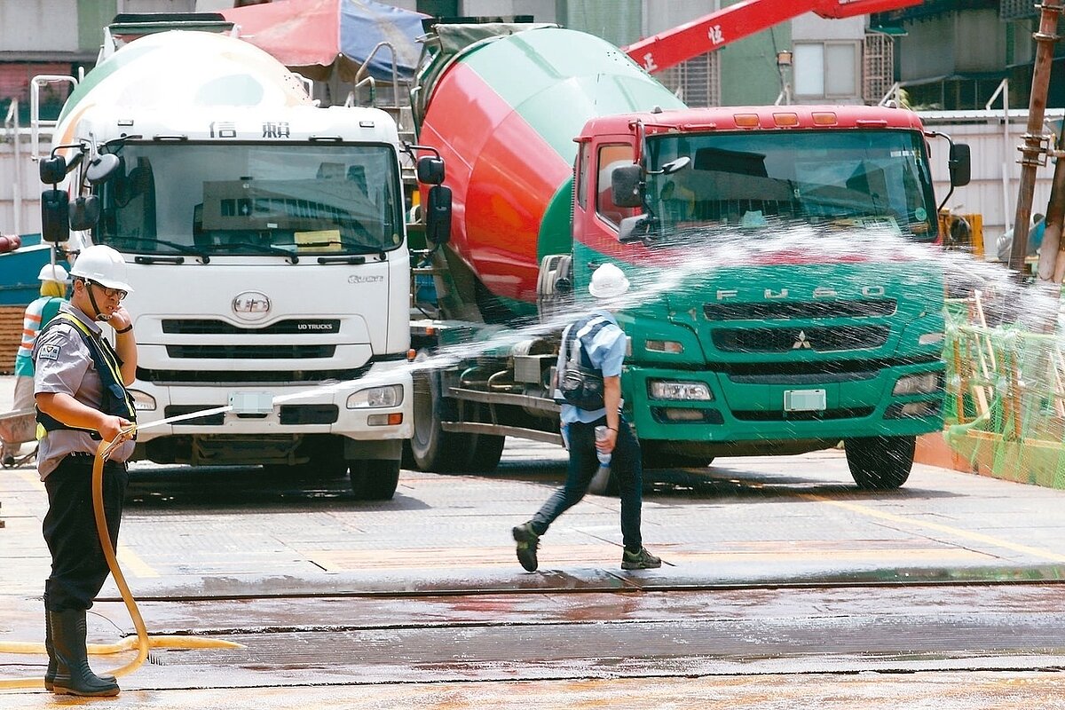 求職網站曾經做過的調查顯示,有69.5%的勞工認為「應該」訂定高溫假。僅18.6%的公司「贊成」實施高溫假。 記者蘇健忠/攝影