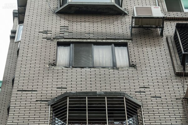 台北市大安路一處五樓民宅窗台掉落，可以發現外牆磁磚早已剝落多處。（好房網News記者張聖奕／攝影）