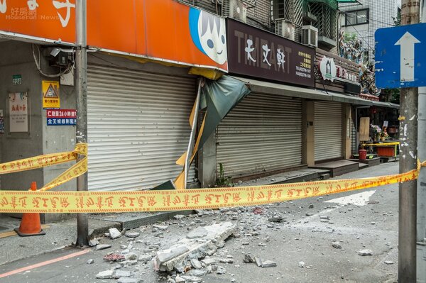 台北市大安路一處五樓民宅窗台掉落，現場已經圍起封鎖線。（好房網News記者張聖奕／攝影）（好房網News記者張聖奕／攝影）