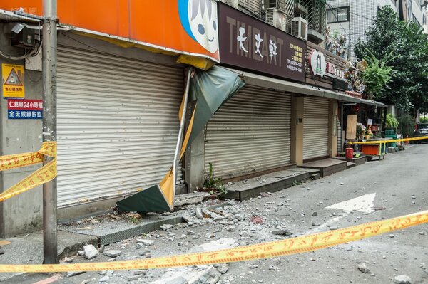 台北市大安路一處五樓民宅窗台掉落，現場已經圍起封鎖線。（好房網News記者張聖奕／攝影）