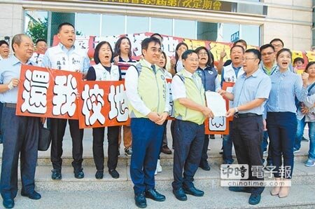 嘉義市博愛國小家長會長簡彰廷(右)代表送陳情書,市長涂醒哲受理。(廖素慧攝)