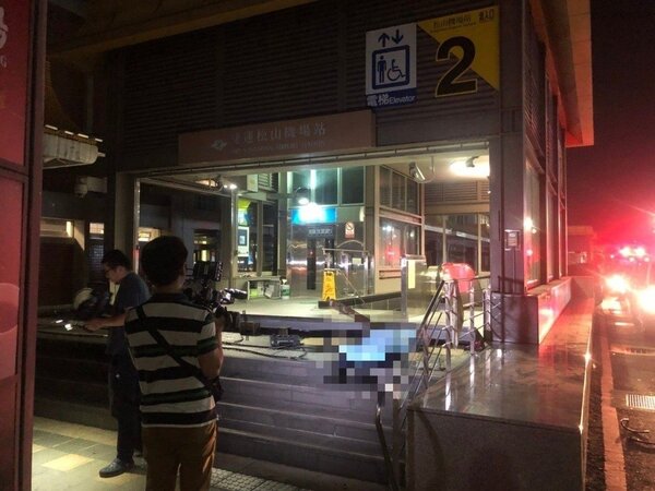 捷運松山機場站二號出口今凌晨發生工安意外，一名女工人遭閘門重壓頭部不治身亡。記者林孟潔／翻攝
