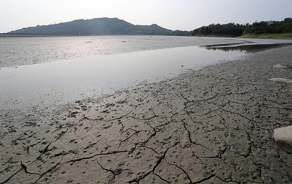 老天不下雨南部水情吃緊,阿公店水庫幾乎快要見底。報系資料照
