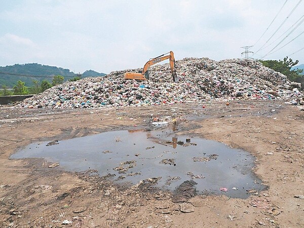 南投縣內沒有焚化爐,垃圾處理問題嚴重,草屯和竹山因堆置場較大,縣內垃圾幾乎都堆在這2處。 圖/聯合報系資料照片