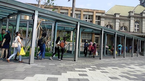 新竹火車站站前廣場完工後 車等人變人等車