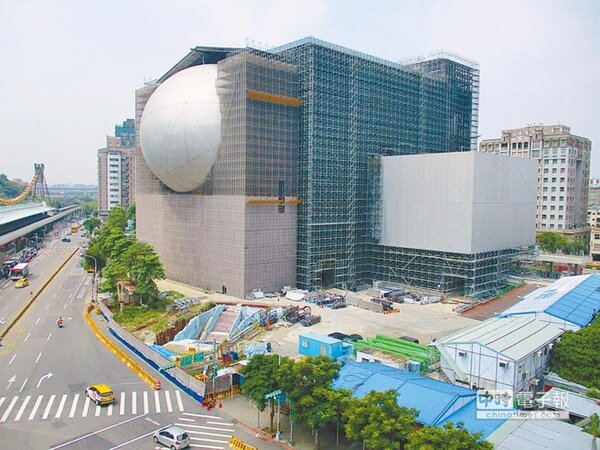 台北藝術中心外牆工程，因工程難度高，目前工程進度僅3成。（北市捷運工程局提供）