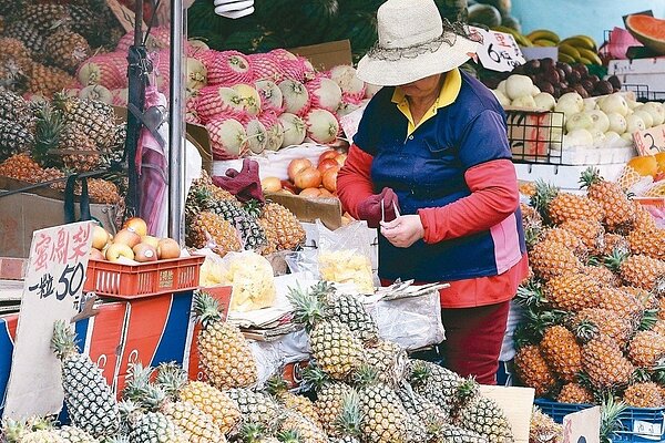 近期鳳梨量多價跌價格僅去年的一半,香蕉同樣悽慘,蕉農血本無歸。 記者黃仲裕/攝影