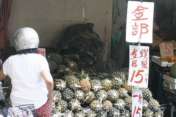 近期鳳梨量多價跌價格僅去年的一半，台北的傳統零售市場，削好的鳳梨每顆50至70元不等。香蕉同樣悽慘，蕉農血本無歸。 記者黃仲裕／攝影