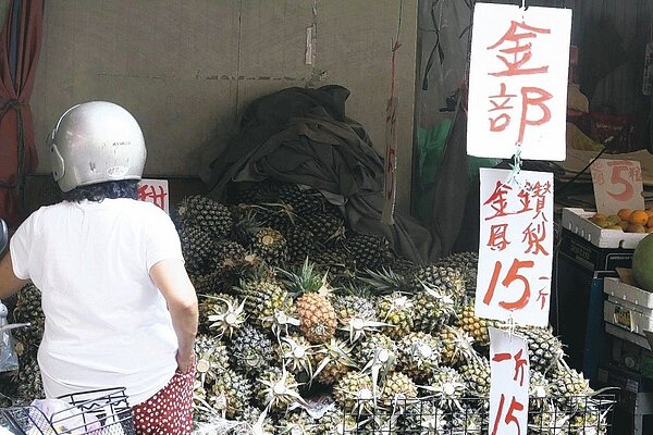 近期鳳梨量多價跌價格僅去年的一半,台北的傳統零售市場,削好的鳳梨每顆50至70元不等。香蕉同樣悽慘,蕉農血本無歸。 記者黃仲裕/攝影