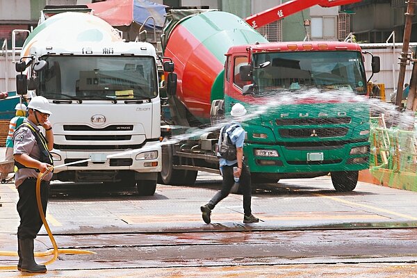 未到六月熱到爆，昨天全台用電量擠進史上第六高；圖為高溫下的街頭勞工。 圖／聯合報系資料照片