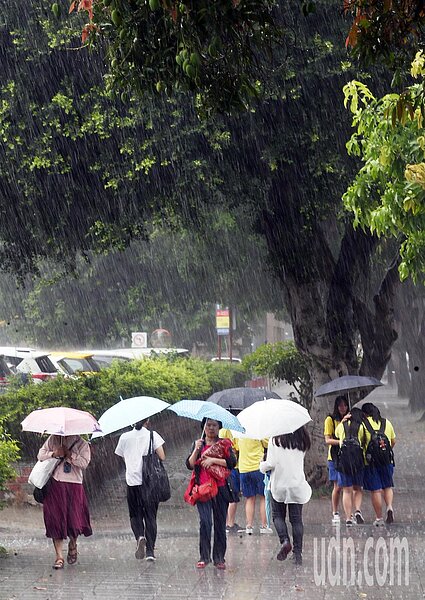 今天上午再度飆出37度高溫的台北地區,午後天空一片陰霾,伴隨著陣陣雷聲,下午四點過後,天空降下傾盆大雨,大雨持續約30分鐘,許多人在捷運站裡躲雨,有些人則在雨中奔跑躲雨,更有走避不及的人被淋成落湯雞。記者杜建重/攝影