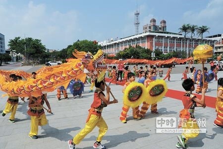 幼兒園祥獅、祥龍獻瑞演出，為雲火龍系列活動熱鬧開場。（陳慶居攝）