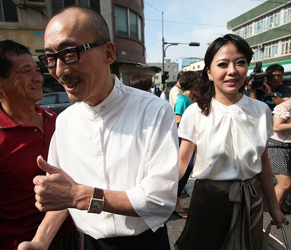 小潘潘(右)與老公江欽良(左)被爆分居中。 圖/聯合報系資料照