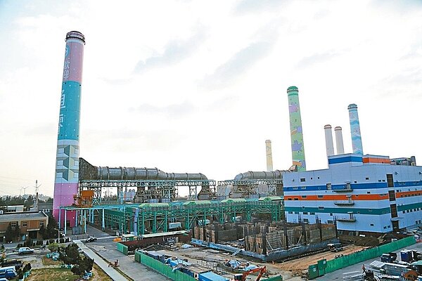 經濟部才說評估不會有缺電可能,今天下午就發生苗栗地區七萬戶大停電。台電表示,主因是通霄電廠161KV匯流排設備跳脫,目前正在搶修中。圖為通霄電廠。 聯合報系資料照片/記者張為竣攝影