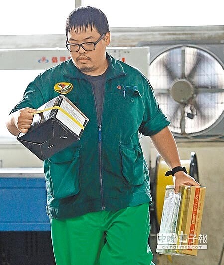 天氣越來越熱,中華郵政工會將向公司爭取「高溫津貼」。圖為郵差辛勤工作,汗流浹背。(本報資料照片)