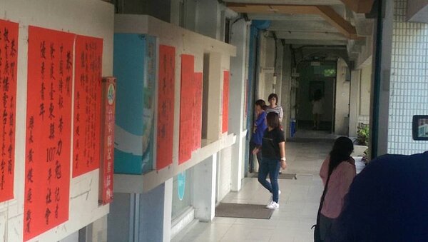 台東早上發生有感地震,3秒劇烈搖晃,讓不少縣政府上班員工跑出辦公室。 記者尤聰光/攝影