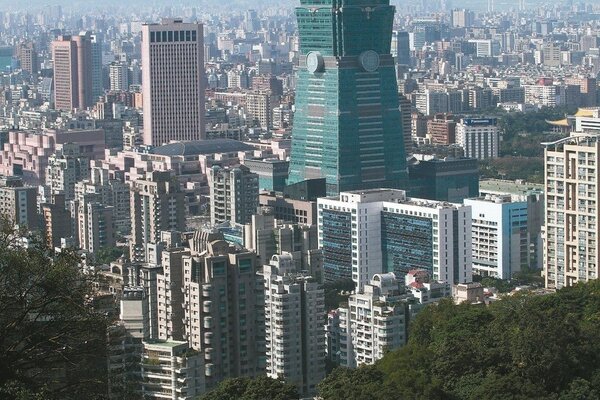 台灣豪宅單價天花板愈築愈低，台北市信義區與歷年高價相較都有二成上的差距。 本報系資料庫
