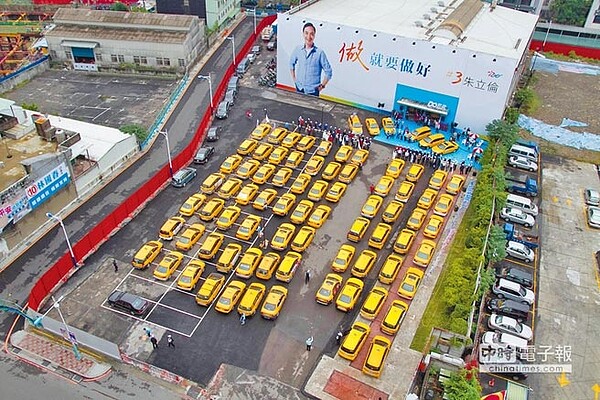 新北市長朱立倫2014年連任市長時的競選總部,不約而同被侯友宜、蘇貞昌相中並計畫作為競選總部。圖為2014年時朱立倫計程車後援會成立時,近百部計程車湧入競選總部,從高空俯瞰氣勢驚人。(本報資料照片)