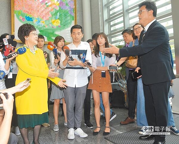 民進黨提名姚文智（右）參選市長，呂秀蓮（左）昨在新聞聯絡群組貼出要跟「民進黨說Bye Bye」，是否意味退黨？至今狀況不明。圖為26日兩人在政見發表會場門口接受訪問情形。（本報資料照）
