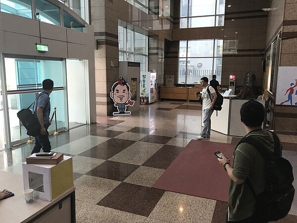 國民黨中央黨部凌晨遭縱火，上午已清理乾淨。記者黃義書/攝影
