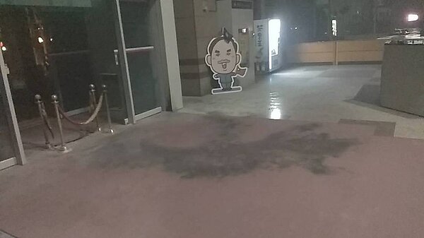 國民黨中央黨部一樓大廳今天凌晨遭縱火，經保全人員妥善處置並報警處理，警方已將嫌犯帶回偵辦。 圖/國民黨提供
