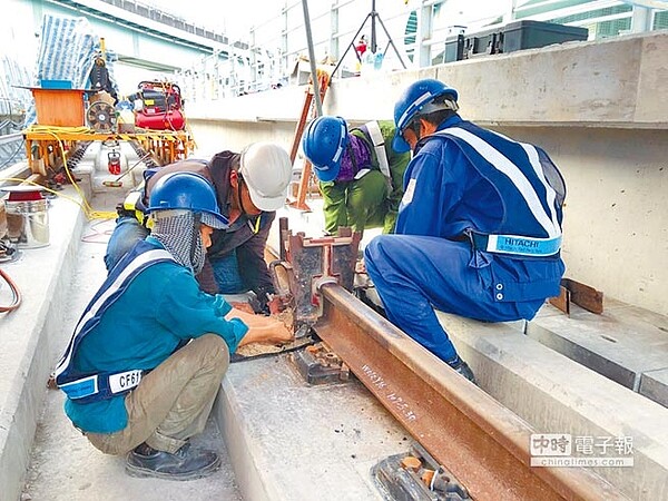 新北捷運環狀線第一階段工程30日下午完成板橋民生路最後一段鋼軌接合，全線軌道接合完成。（新北市府捷運工程局提供）
