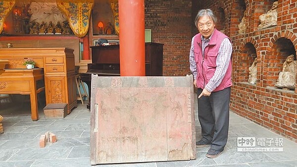 雲林縣北港鎮朝天宮前董事陳哲正整理所管理的水月庵,發現1件刻有「乾隆伍拾陸年」字樣的木板。(張朝欣攝)