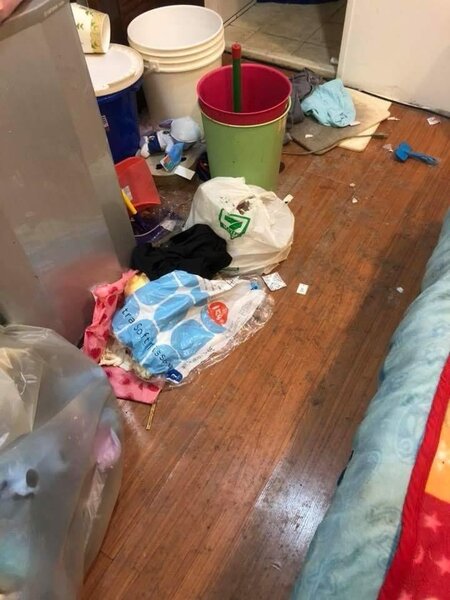 台中市林姓房東遇到惡房客到臉書爆料公社發文控訴，房間地板堆滿雜物與垃圾。圖／摘自臉書