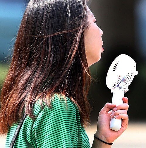 今天的天氣和昨天仍很類似，還是偏高溫，台北都會還是有機會站上37度上下的高溫。聯合報系資料照