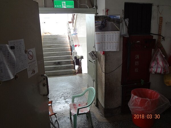 朝代電影院被檢查出在逃生通道堆積雜物,有影響逃生疑慮(圖/台北市法務局提供)