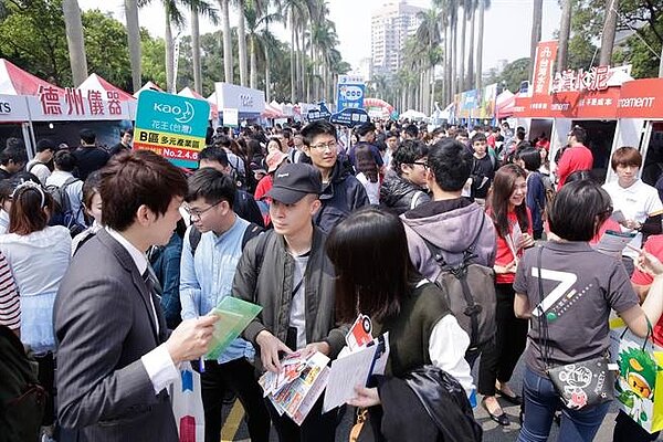 1111人力銀行昨天公布「企業第3季徵才需求調查」,企業平均願意給的薪資是3萬783元,創下5年同期新高,此為示意圖。(方濬哲攝)