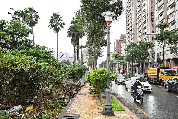 桃園區大興西路是串連中路特區及藝文特區的主幹道，桃園市政府改善大興西路雙向人行道作為示範區。   圖：桃園市政府／提供