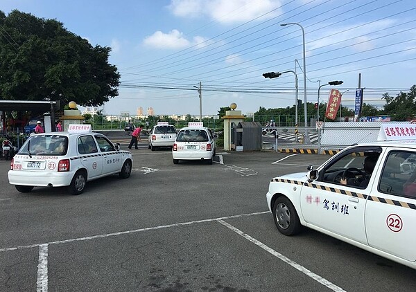 小型車場地考驗「未依規定繫安全帶」，以及「上、下車開車門前未留意有無人車通過」都是扣32分，錯一次就出局。圖／台中監理所提供
