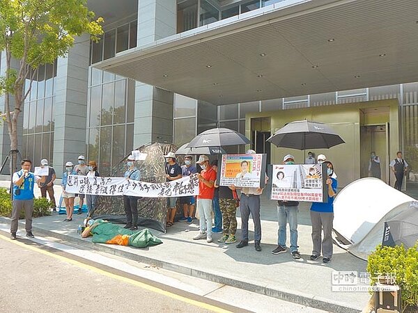 市議員參選人帶領多名青年在市長林佳龍新購住宅前搭帳篷抗議。(林欣儀攝)