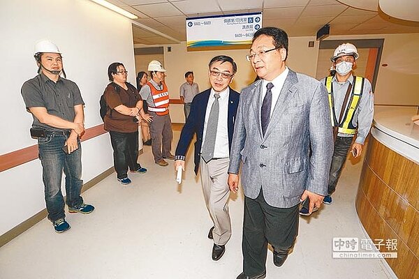 陽明大學附設醫院蘭陽院區8月起搬遷，面臨2.7億元缺口，，立委陳歐珀（右一）、陳宜民（右二）前往考察，並支持擴建計畫。（李忠一攝）
