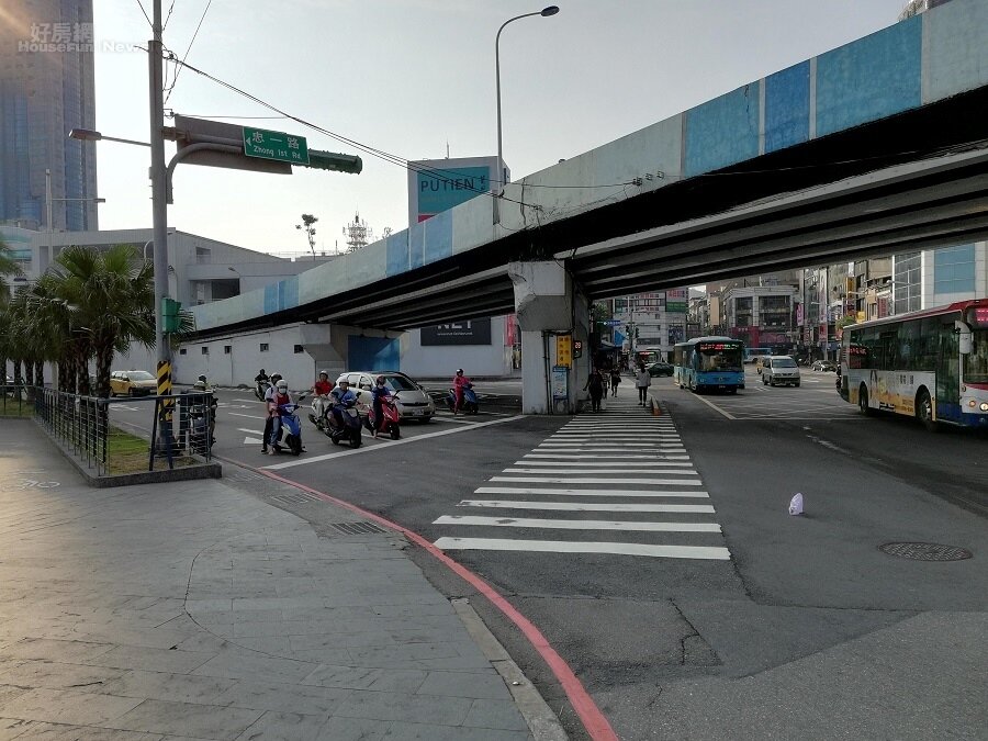 海洋廣場 循環站 馬路 (圖/好房網News記者曾亭皓攝)