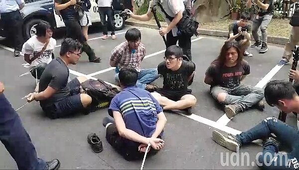 反教盟學生遭上束帶控制行動。記者游昌樺/攝影 