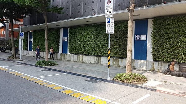 北市敦化南路一段(市民大道到仁愛路區段)6月起新增45個路邊汽車停車格,離峰與假日開放停車。圖/停管處提供