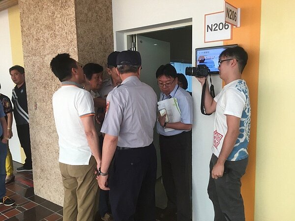 最後都委會沒有決議,僅說下次會議再討論,當地居民一度拍打會議室窗戶、在門口堵人,要找市府官員理論。記者張世杰/攝影