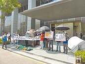 選將批社宅政策　市長家前搭帳篷