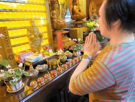 　▲景氣不好寺廟推出點「發財燈」，祈助來年運勢更好。（吳江泉攝） 
