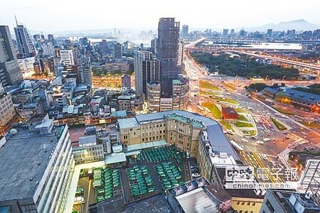 
北門郵局都更案規劃打造兩棟雙子星大樓，同時會將文化古蹟「郵政博物館」在地保留。圖／本報資料照片
 