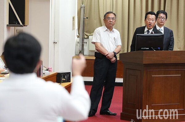 金管會主委顧立雄（中）上午到立法院財委會備詢，遭立委黃國昌（白衣者）爆料喬事，和住宅地震保險基金董事長陳明仁（左）及總經理侯自維（右）密謀喬事，並且和怡安保險經紀關係匪淺，此話一出引起顧立雄不滿，質疑污衊他的人格。 記者陳柏亨／攝影