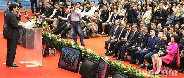 蔡明興(左站立者)在台大校慶上獲頒傑出校友。聯合報資料照、記者侯永全/攝影