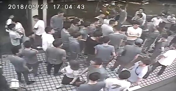 黑衣人包圍海鮮餐廳。記者蕭雅娟／翻攝